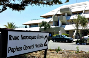 Τρόμος στην Πάφο: Γυναίκα μπούκαρε σε σπίτι και χτύπησε μητέρα και τον 12χρονο γιο της