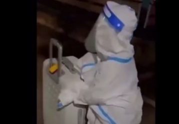 Σπαρακτική εικόνα: 4χρονο παιδί μπαίνει ολομόναχο σε καραντίνα (video)