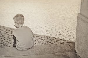 «Κάποιο παιδάκι χθες μούσκεψε το μαξιλάρι στα δάκρυα...Γιατί;»