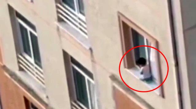 Μωρό στέκεται σε περβάζι πολυόροφου κτήριου με το κενό από κάτω (βίντεο)