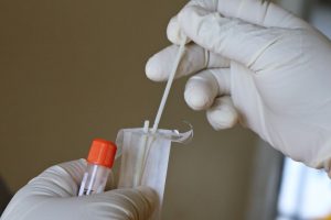 Mε κινητές μονάδες για rapid tests σε γυμνάσια και λύκεια ξεκινά η νέα σχολική χρονιά