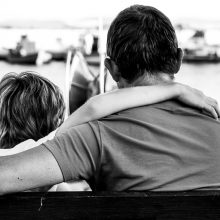 Πώς και γιατί πρέπει οι μπαμπάδες να μιλήσουν στα αγόρια για την απόρριψη