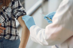 Δρ. Αβραάμ Ηλία: Να εμβολιαστούν εκπαιδευτικοί και οι μαθητές άνω των 12 χρονών