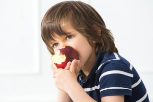 Παιδίατρος: «Καταιγίδα ιώσεων. Δώστε μήλο στα παιδιά»