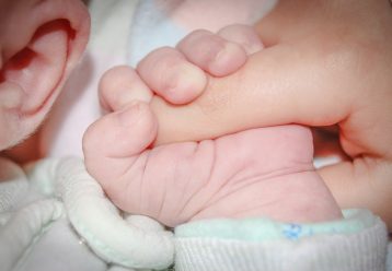 «Στα 14 γέννησα το γιο μου και δόθηκε για υιοθεσία. Τον βρήκα 33χρόνια μετά μέσω Facebook»