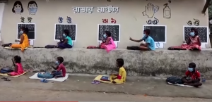 Δάσκαλος γέμισε πίνακες τους τοίχους ενός χωριού για να μην χάνει κανένα παιδί το μάθημα (video)