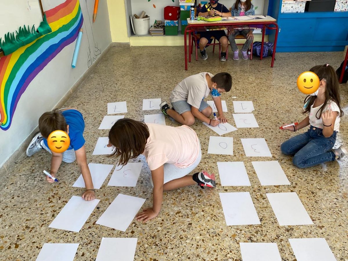 Όταν το βιβλίο δεν βοηθά, αναλαμβάνει το παιχνίδι: Δείτε πώς δίδαξε μαθηματικά αυτός ο δάσκαλος