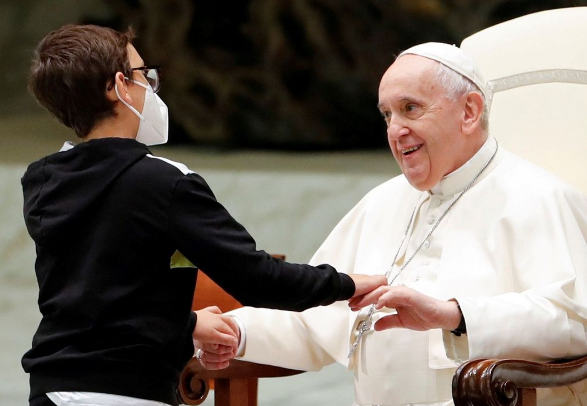 Απίστευτος 10χρονος «χάλασε» την ακρόαση του Πάπα και του πήρε το... καπέλο! (βίντεο)