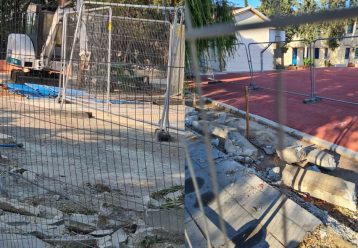 Σε τραγική κατάσταση το προαύλιο του Δημ. Σχολείου Χρυσελεούσας - «Τα παιδιά κινδυνεύουν» λένε οι γονείς