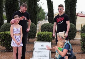 Συγκίνηση: Ξανά στην Κύπρο η οικογένεια του Dennis που είχε κλαπεί η τέφρα του