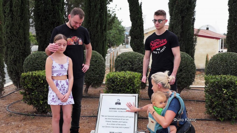 Συγκίνηση: Ξανά στην Κύπρο η οικογένεια του Dennis που είχε κλαπεί η τέφρα του