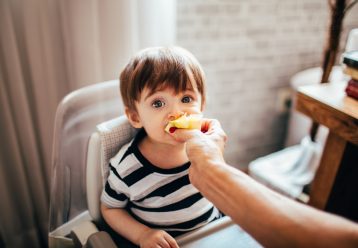 «Φάε ακόμη μια μπουκίτσα»: Ταΐζετε ακόμα το 3χρονο παιδί σας γιατί πιστεύετε ότι δεν θα φάει μόνο;