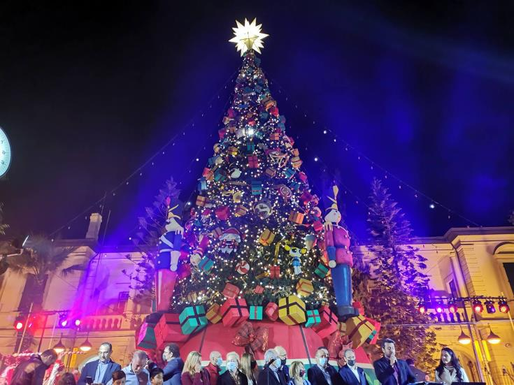 Η Λεμεσός φόρεσε τα γιορτινά της: Φωταγωγήθηκε το χριστουγεννιάτικο δέντρο