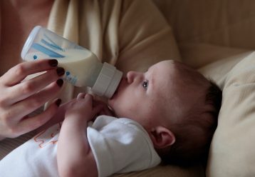 Μπιμπερό και μωρό: Πώς θα αποφύγετε δυσάρεστες καταστάσεις, σύμφωνα με την ειδικό
