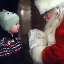Όχι, ο Άγιος Βασίλης δεν είναι μέσο πίεσης για να μας υπακούσουν τα παιδιά