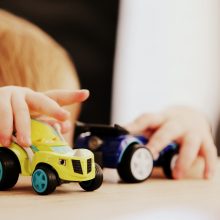 Προσοχή! Επικίνδυνα παιδικά ρούχα και παιχνίδια στην αγορά (εικόνες)