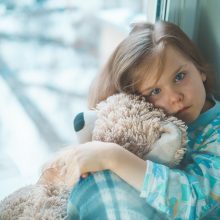 «Όταν τα παιδιά αρρωσταίνουν, αγκαλιάστε τα» συμβουλεύει ο παιδίατρος