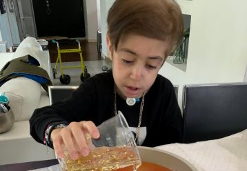 Το «Δεντράκι της Ζωής» του μικρού Λάμπρου θα χαρίσει πολλά παιδικά χαμόγελα
