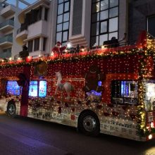 Το χριστουγεννιάτικο λεωφορείο του Δήμου Λεμεσού δίνει χαρά και δώρα στα παιδιά!