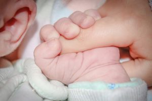 Η μαμά που γεννά και τη βοηθά το παιδί της είναι ό,τι πιο τέλειο έχουμε δει (εικόνα)