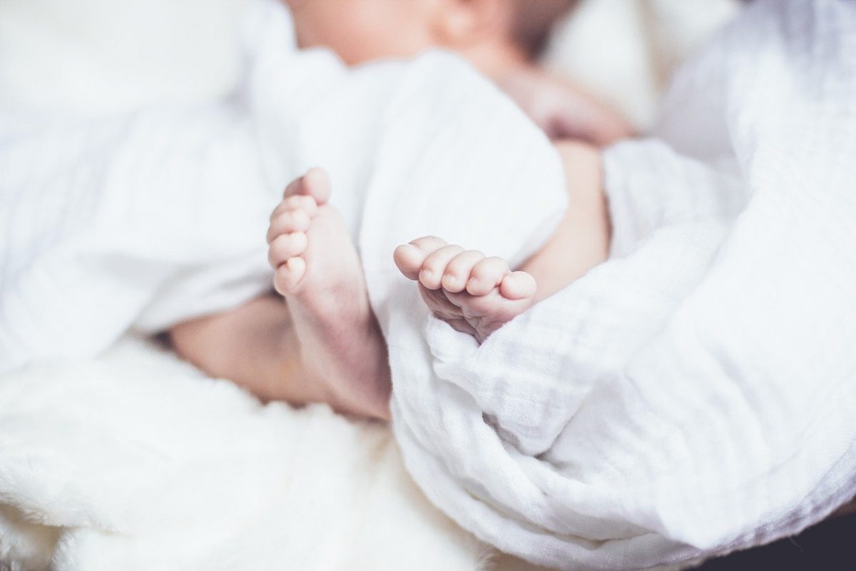Τραγωδία: Πέθανε 8 μηνών μωρό δεμένο σε καθισματάκι - Το άφησαν οι γονείς σε αποθήκη