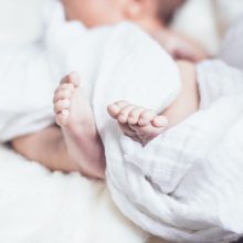 Τραγωδία: Πέθανε 8 μηνών μωρό δεμένο σε καθισματάκι - Το άφησαν οι γονείς σε αποθήκη