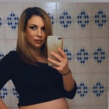 Η Φανή Σωκράτους στο μπάνιο του σπιτιού της μας δείχνει τη φουσκωμένη της κοιλίτσα!
