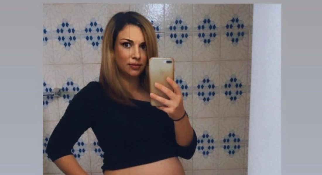 Η Φανή Σωκράτους στο μπάνιο του σπιτιού της μας δείχνει τη φουσκωμένη της κοιλίτσα!