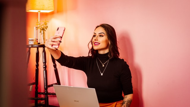 Αγαπητές μαμάδες-Influencers: Με τα stories της υπέρλαμπρης ζωής σας δεν μας ενθαρρύνετε – μας εμπαίζετε