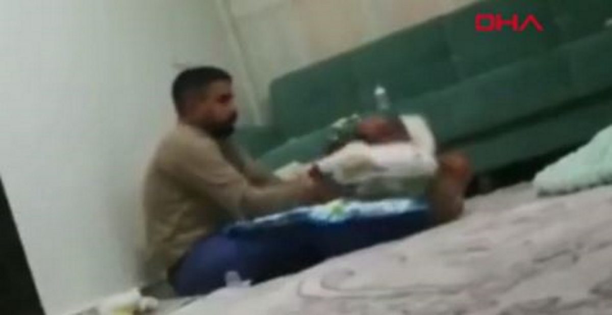 Τουρκία: Πατέρας ξυλοκόπησε άγρια το μόλις 3 μηνών βρέφος του – Εικόνες σοκ από το βίντεο