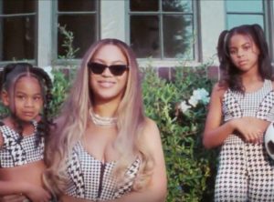 Η Beyonce μας δείχνει για πρώτη φορά τις κόρες της και μάλιστα σε ρόλο μοντέλων! (εικόνες)