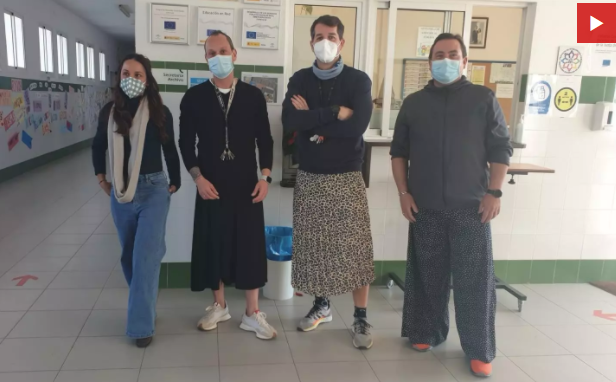 Διευθυντής Γυμνασίου εμφανίζεται με φούστα στο σχολείο για να υποστηρίξει τρανς μαθητή που δέχθηκε άγριο bullying