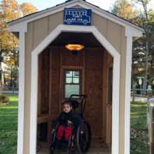 Υπόκλιση στα νιάτα: Έφηβοι χτίζουν στάση λεωφορείου για 5χρονο σε αναπηρικό αμαξίδιο
