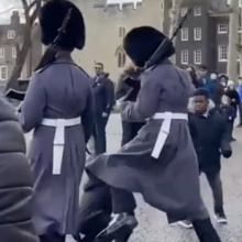 Φρουρός της βασίλισσας Ελισάβετ ποδοπατά παιδάκι που βρέθηκε στον δρόμο του! (βίντεο)
