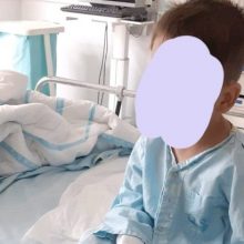 Όλοι μαζί να βοηθήσουμε τον 5χρονο με τα σοβαρά προβλήματα υγείας και τη μαμά του που τον μεγαλώνει μόνη
