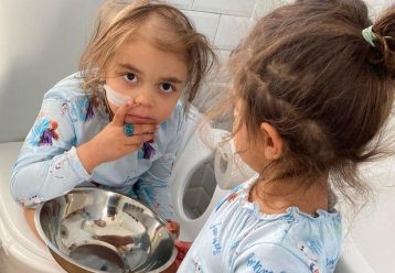 Συγκίνηση: 3χρονη βοηθά την 5χρονη αδελφή της που έχει καρκίνο