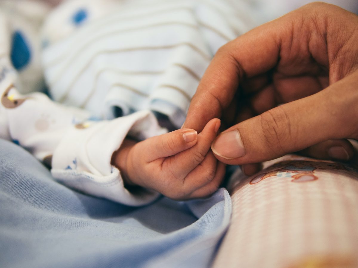 Όμικρον vs Δέλτα: Ποια παραλλαγή είναι πιο επικίνδυνη για τα μωρά;
