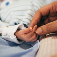 Όμικρον vs Δέλτα: Ποια παραλλαγή είναι πιο επικίνδυνη για τα μωρά;