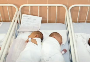 34χρονη γέννησε πέντε ζευγάρια διδύμων με φυσιολογικό τοκετό