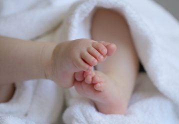 Απίστευτο: Βρήκαν νεογέννητο στον κάδο σκουπιδιών τουαλέτας αεροσκάφους! (εικόνα)