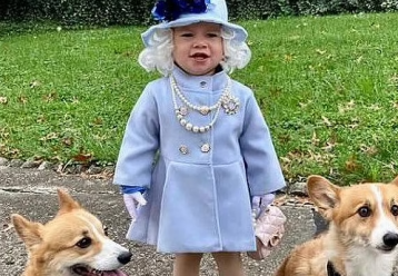 Μπέμπα ντύθηκε... Βασίλισσα Ελισάβετ, εκείνη ξετρελάθηκε και της έστειλε γράμμα! (εικόνες)