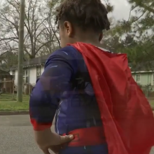 Ένας μικρός σούπερ ήρωας: 6χρονος χτυπήθηκε από αυτοκίνητο για να σώσει την αδερφούλα του