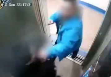 Πατέρας γρονθοκοπά παιδόφιλο που επιτέθηκε στην κόρη του μέσα σε ασανσέρ (video)