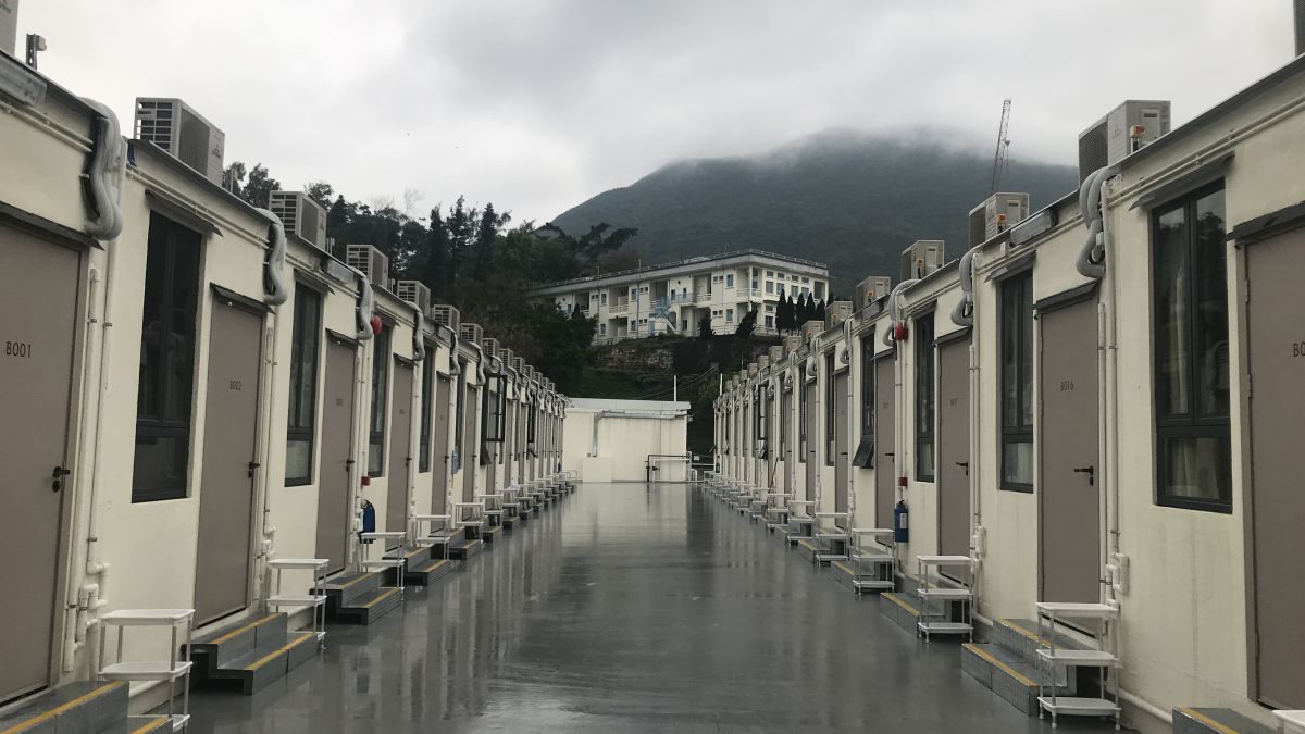 Σοκαριστικές εικόνες: Στοιβαγμένες έγκυοι και παιδιά σε στρατόπεδα καραντίνας στην Κίνα