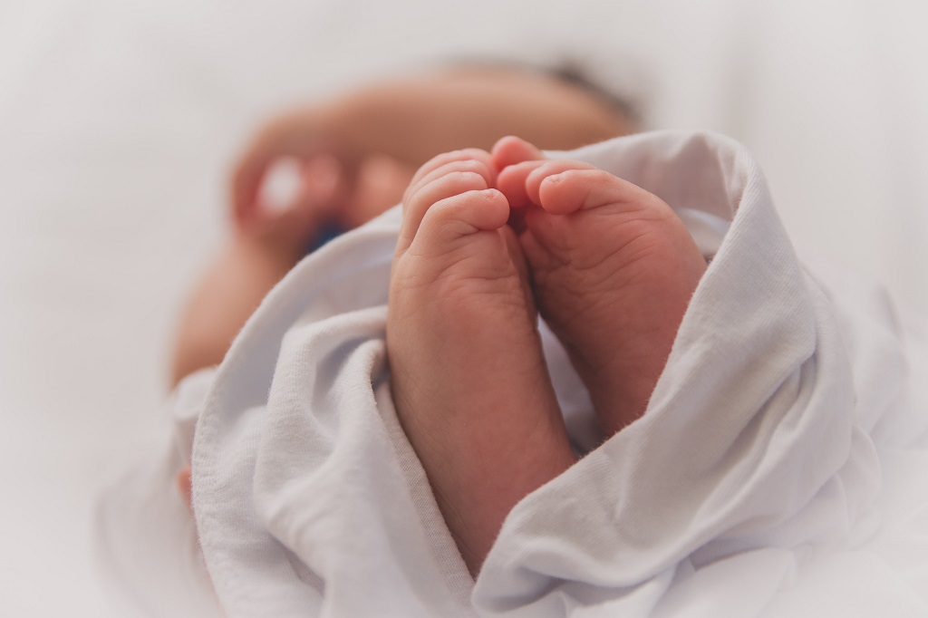 Ραγίζει καρδιές το γράμμα δίπλα σε βρέφος που εγκαταλείφθηκε σε κουτί