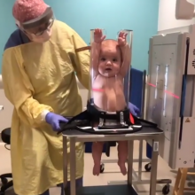 Γνωρίζετε πώς βγάζουν ακτινογραφία σε ένα μωρό; - Δείτε το βίντεο