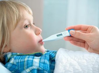 Παιδίατρος: «Εμετός, διάρροια και βήχας είναι συμπτώματα κορωνοϊού στα παιδιά»