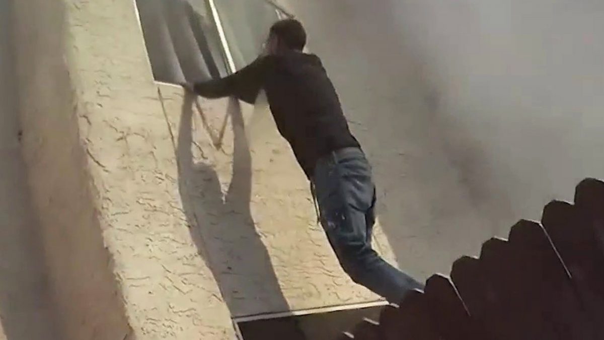 Εικόνες που κόβουν την ανάσα: Η στιγμή που πολίτης βουτά σε φλεγόμενο κτήριο για να σώσει παιδιά (video)