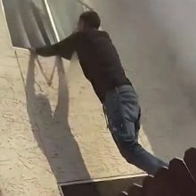 Εικόνες που κόβουν την ανάσα: Η στιγμή που πολίτης βουτά σε φλεγόμενο κτήριο για να σώσει παιδιά (video)