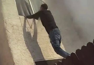 Εικόνες που κόβουν την ανάσα: Η στιγμή που πολίτης βουτά σε φλεγόμενο κτήριο για να σώσει παιδιά (video)